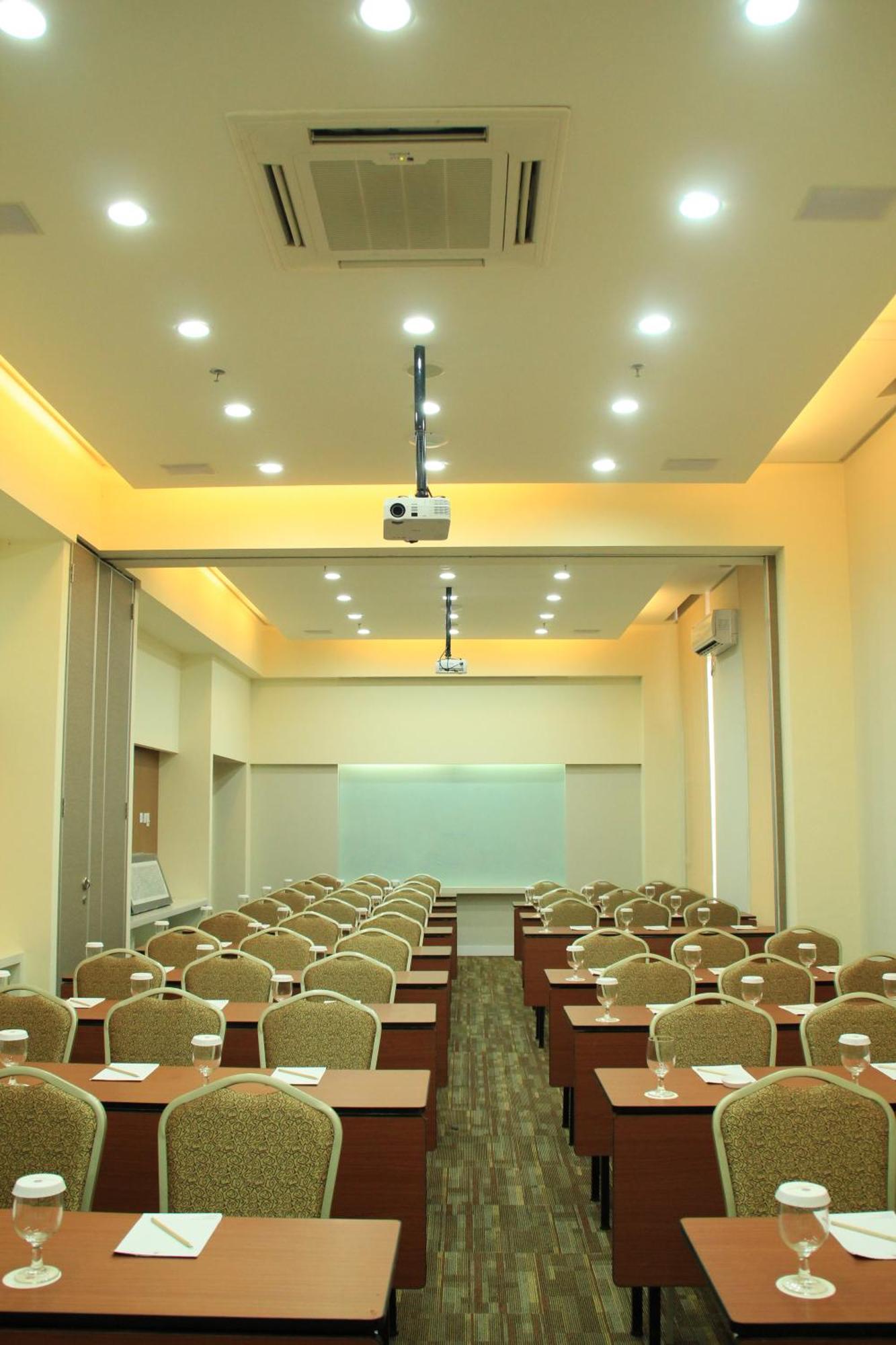 Kyriad Hotel Airport Jakarta Tangerang Esterno foto