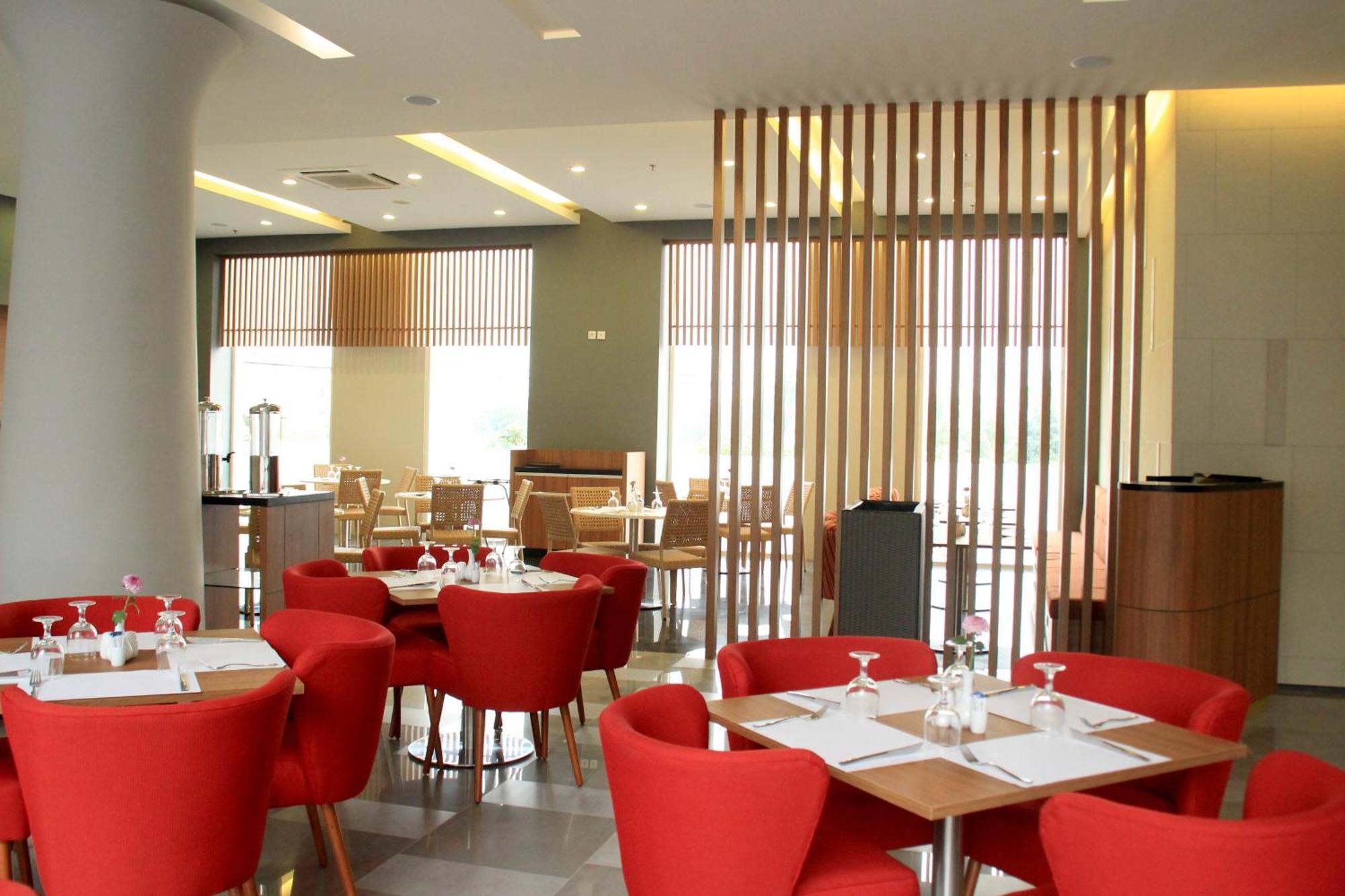 Kyriad Hotel Airport Jakarta Tangerang Esterno foto