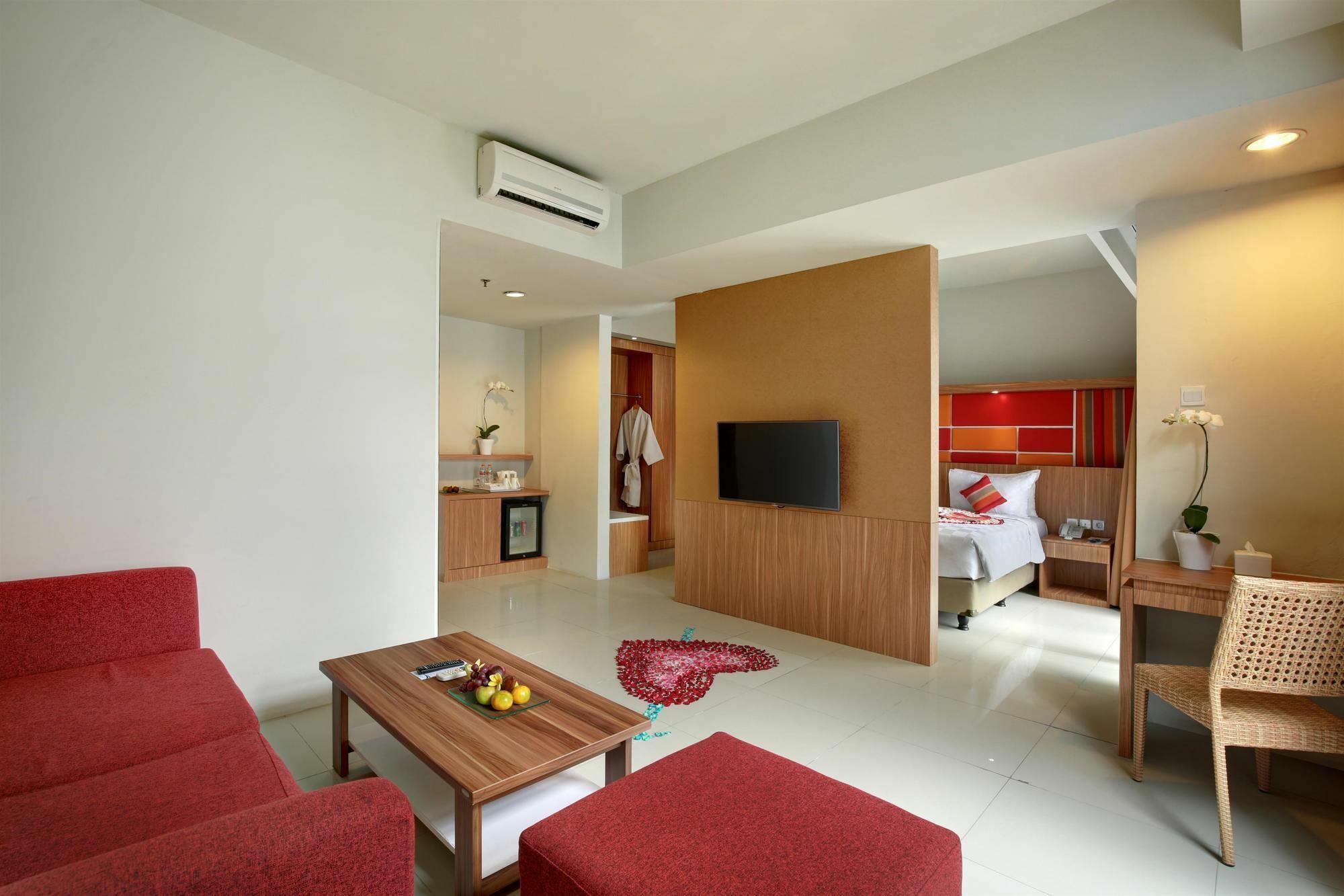 Kyriad Hotel Airport Jakarta Tangerang Esterno foto