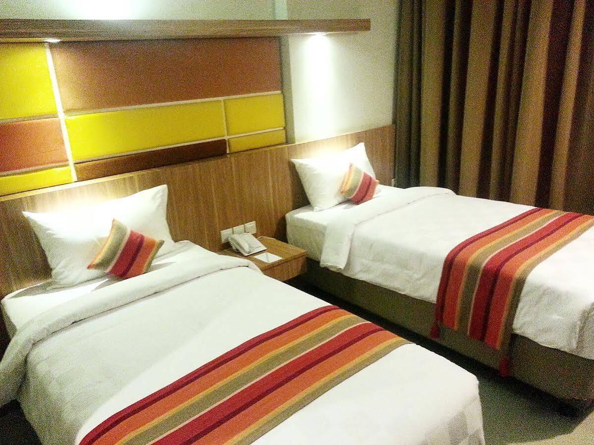 Kyriad Hotel Airport Jakarta Tangerang Esterno foto